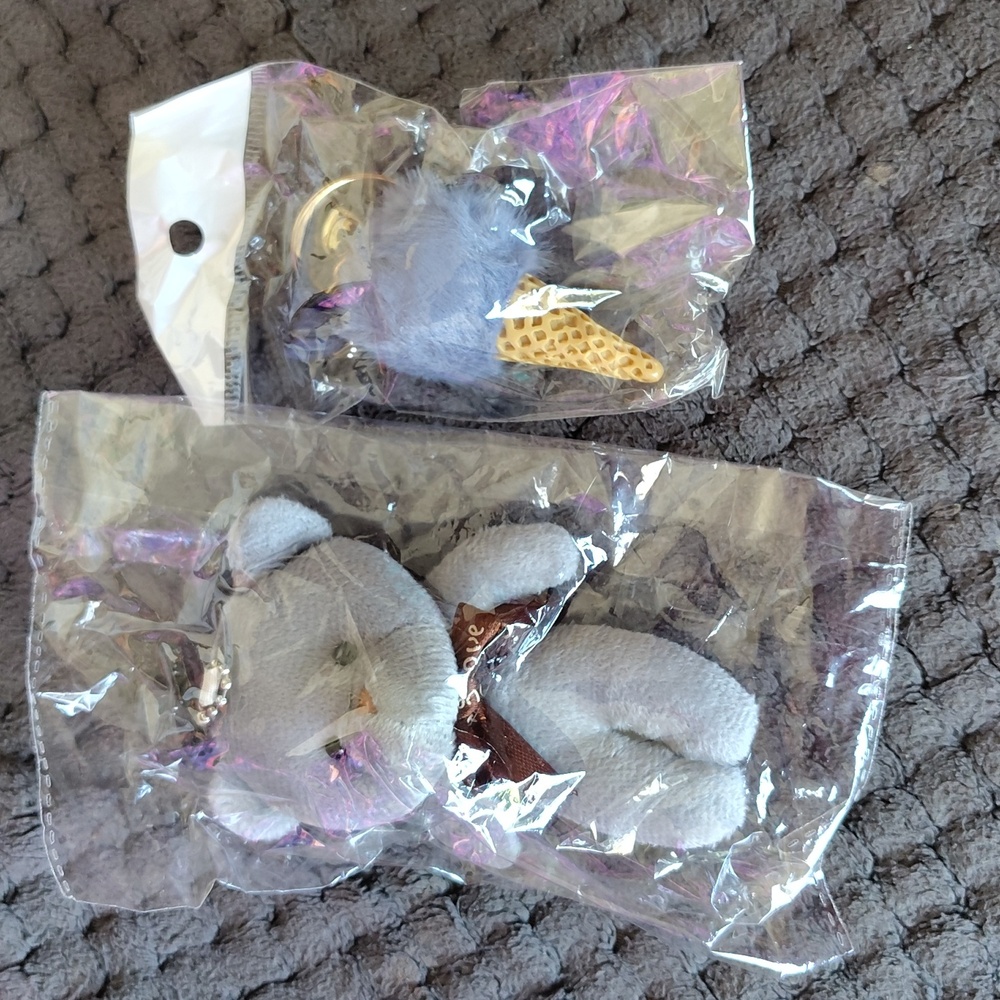 2 pack of  keychain's